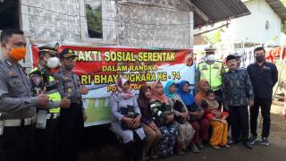 Peringati HUT Bhayangkara Ke-74, Sat Lantas Polres Garut dan Jajaran Polsek Cilawu Gelar Baksos Bagikan Paket Sembako